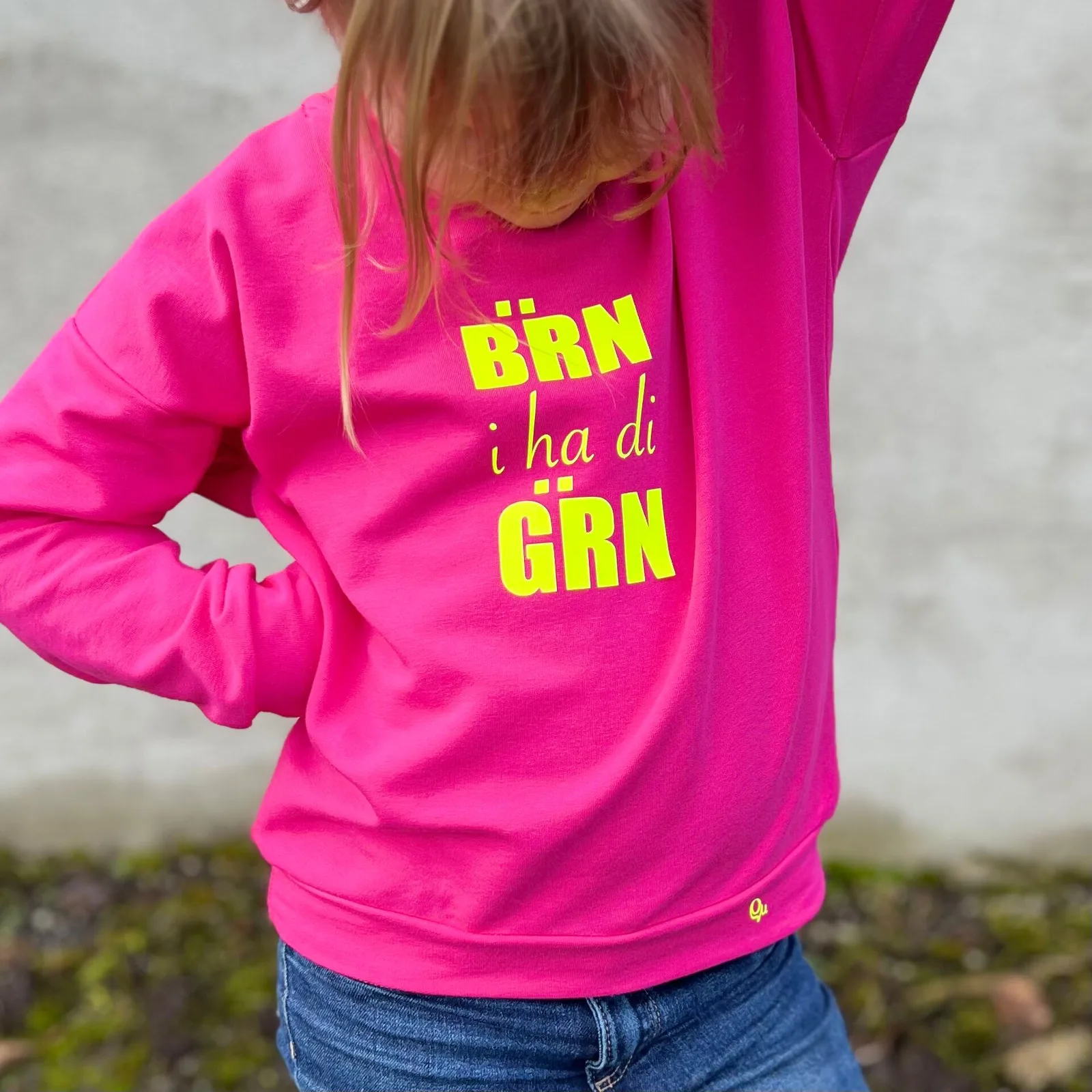 Pinker Hoodie mit gelbem Schriftzug Bärn i ha di gärn
