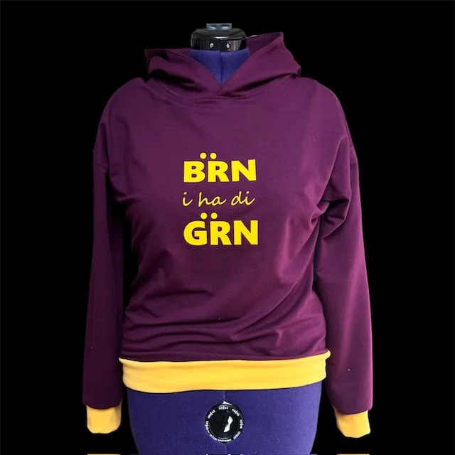 Violetter Hoodie mit gelbem Schriftzug Bärn i ha di gärn