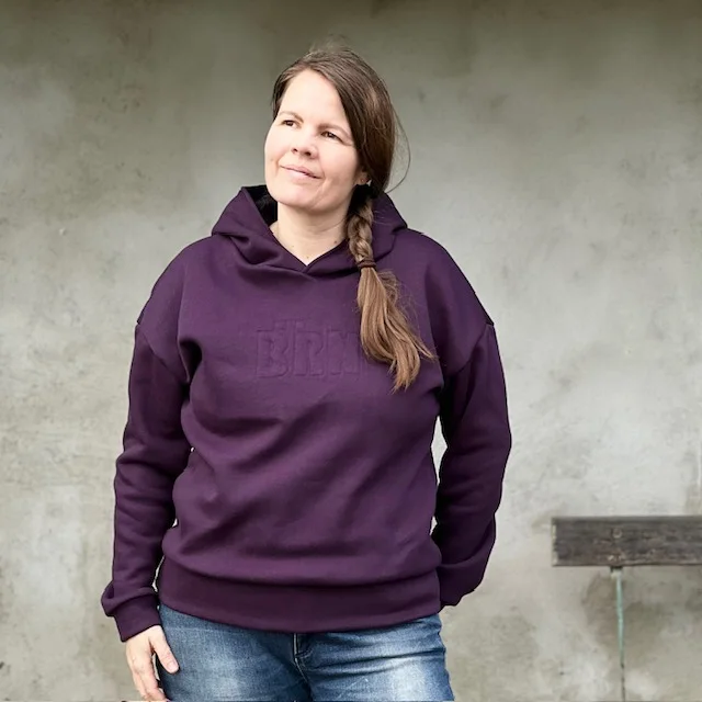 Violetter Hoodie mit genähtem BRN-Schriftzug und 3D-Effekt