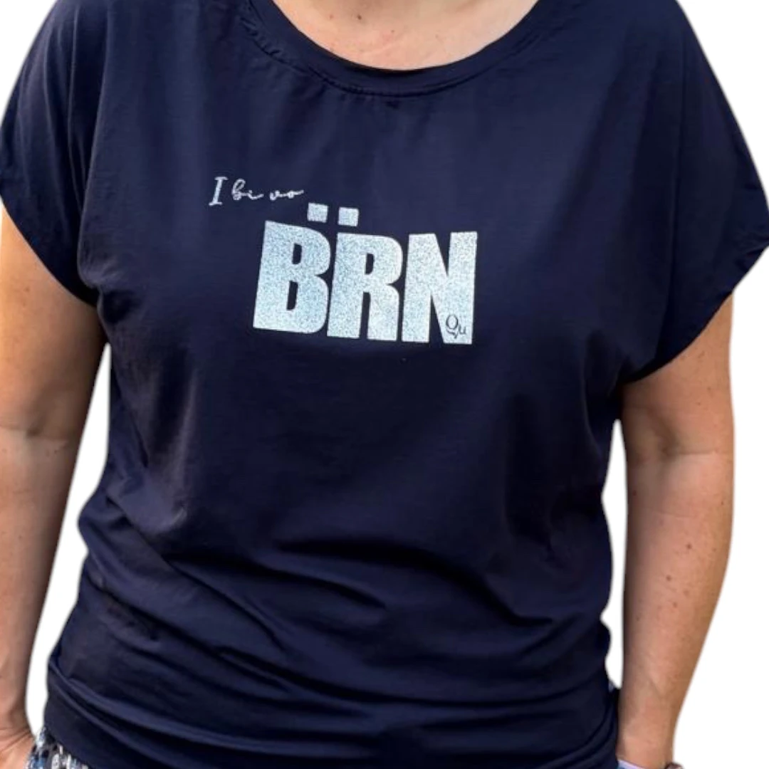 Dunkelblaues Shirt mit silbernem Schriftzug I bi vo Bärn