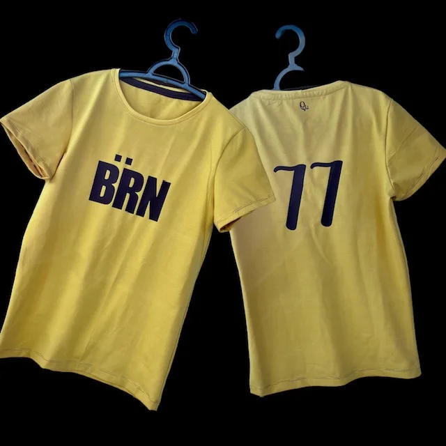 Gelbes Shirt mit BRN vorne und der Zahl 11 hinten