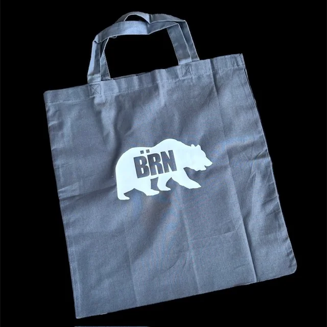 Graue Stofftasche mit weissem Bärenmotiv und BRN-Schriftzug