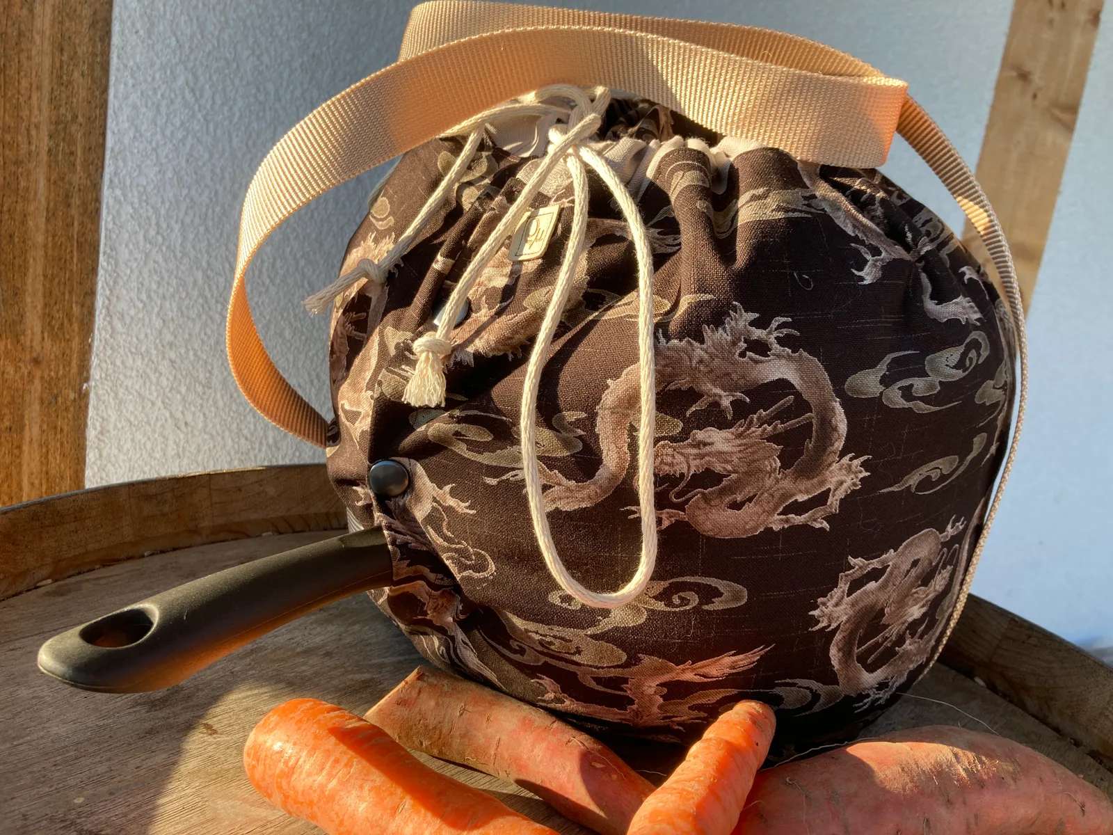 Ein selbstgenähter Fluffncook-Kochsack auf einem Tisch