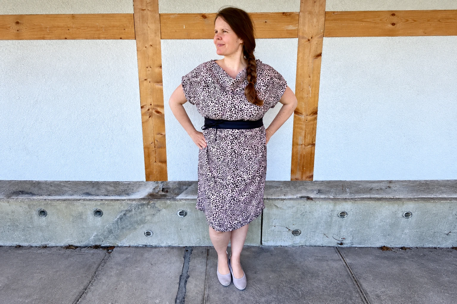 Romi in ihrem selbstgenähten Kleid «Sellerie»