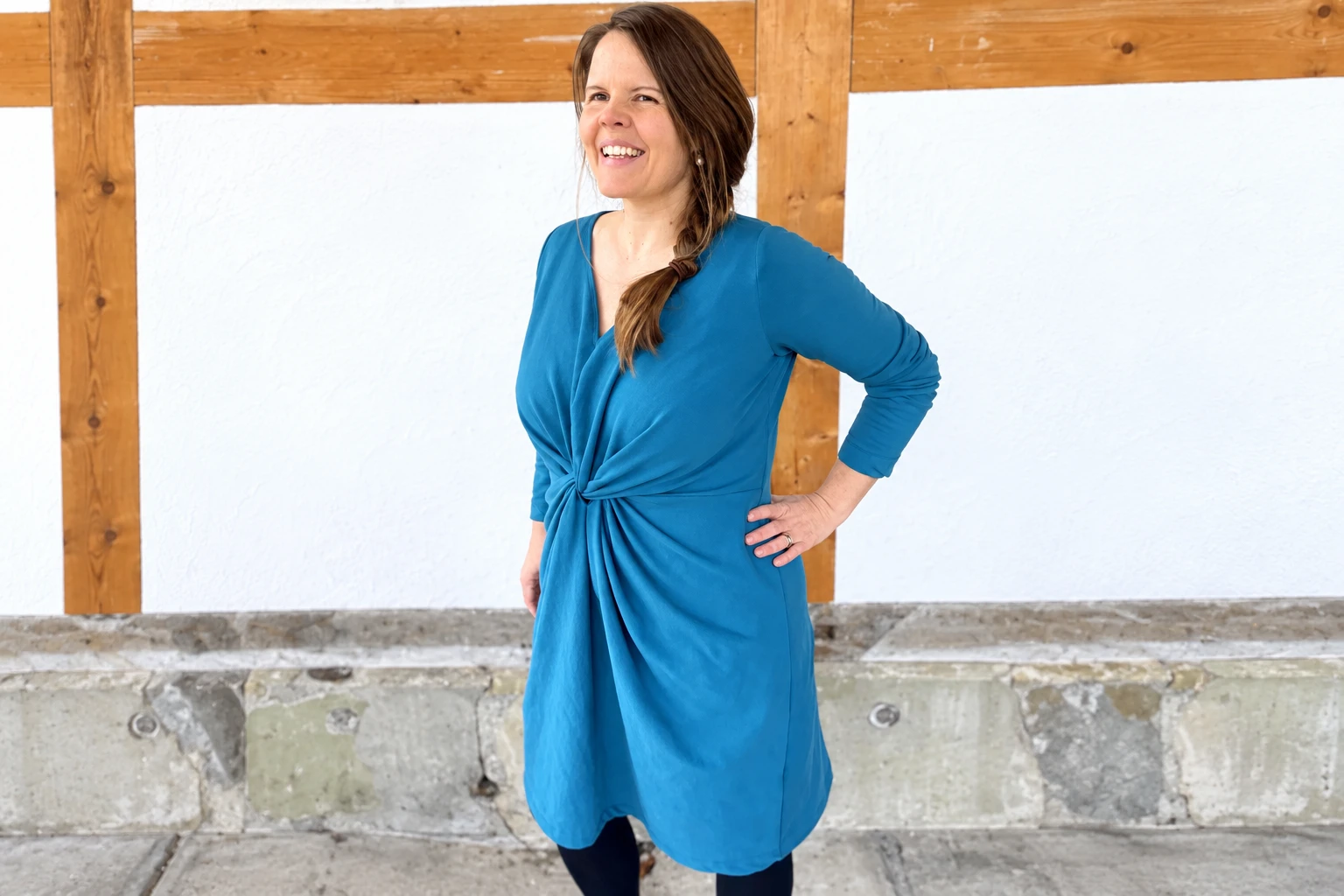 Romi in ihrem selbstgenähten dunklen Twisted Dress