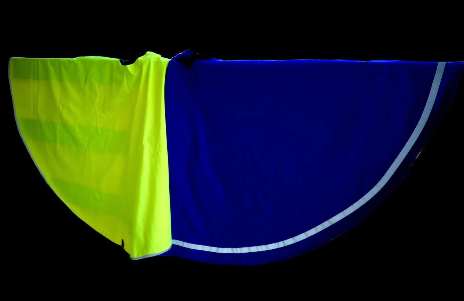 Blauer und gelber Reitrock mit reflektierenden Details